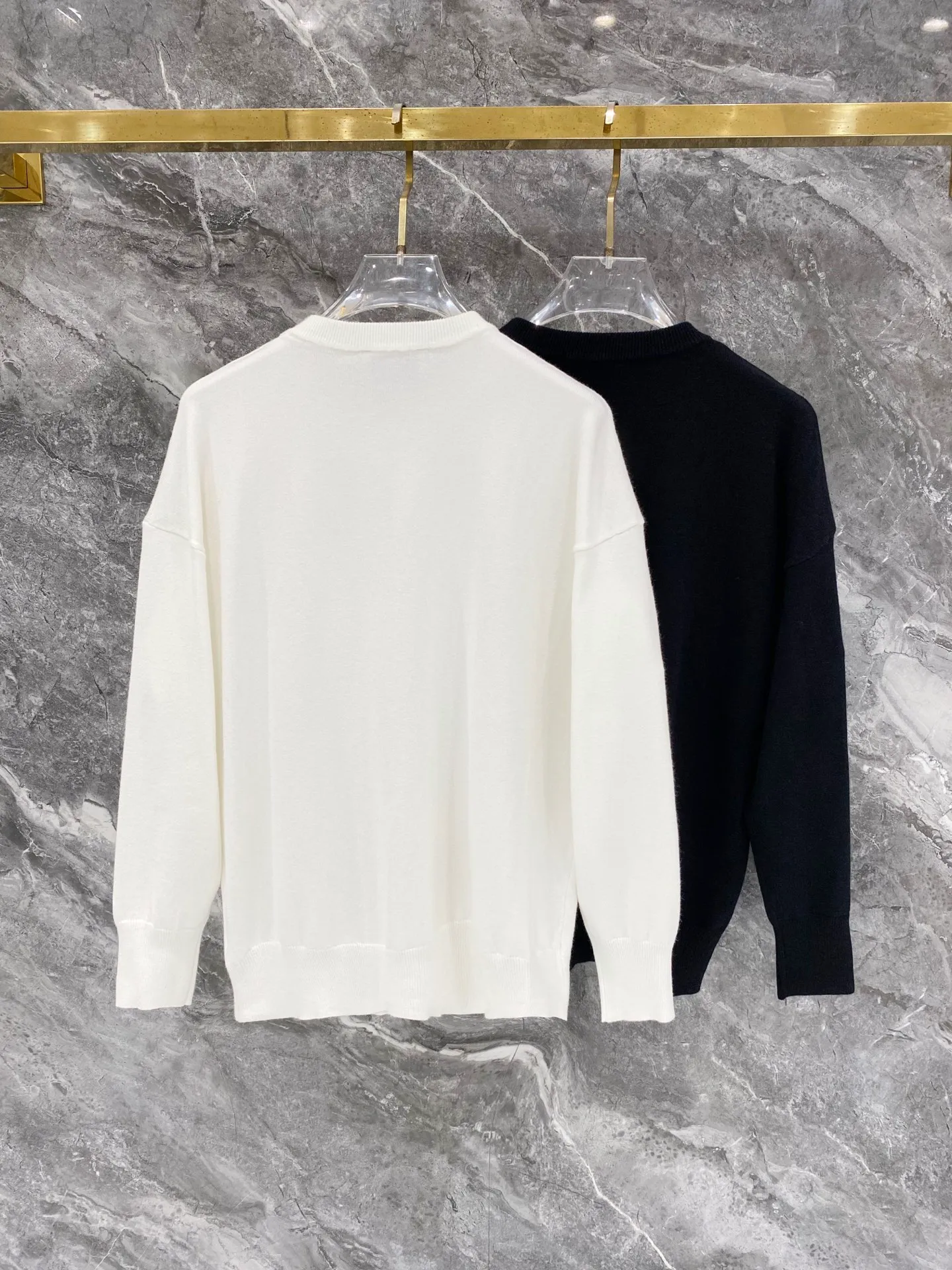 ami·Autumn and winter round neck knitting is the most New Arrival! High-quality Italian imported fabrics, high-density knitting, Versatile sweaters, and shirts are all very handsome! Logo! It is more durable and less prone to deformation. It has an excellent fit and can be easily held in various styles. It is also a type that needs to be adjusted according to the fit of the fabric! Classic fashion decoration, which is sought after every year, has become popular all over the world! Sizes:S-XXL